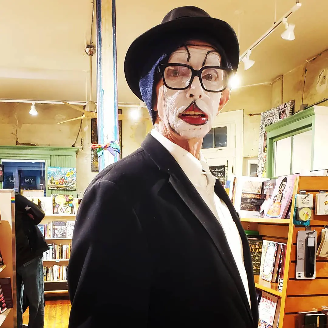 Frenchmen Art and Books scene 13